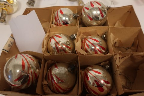 Old Christmas balls made of glass
The price is for the total lot of 7 pieces
These old Christmas balls are silver colour with red and whitemade of glass
In a good condition