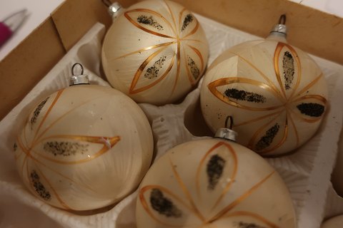 Old Christmas balls made of glass
The price is for the total lot of 4 pieces
These old Christmas balls are beige colour with gold and black
In a good condition