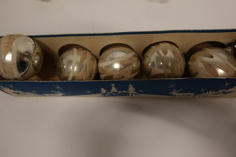 Old Christmas balls made of glass and with the old box
The price is for the total lot of 5 pieces
These old Christmas balls are silver colour with white and "snow"
Look at the old box with the good old drawings
In a good condition