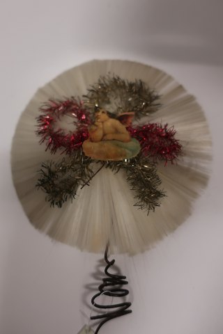 This old Christmas decoration is made of coloured scrap/cardboard and other 
special effects
It has a fine old patina