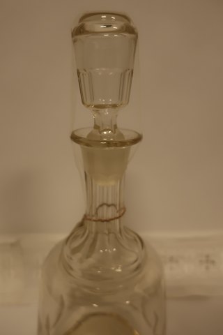 Decanter/carafe with the original stopper made of glass las, - antique
Sorry but it has not been possible to identify, and be sure of, the glassworks
H incl. stopper: about 30cm