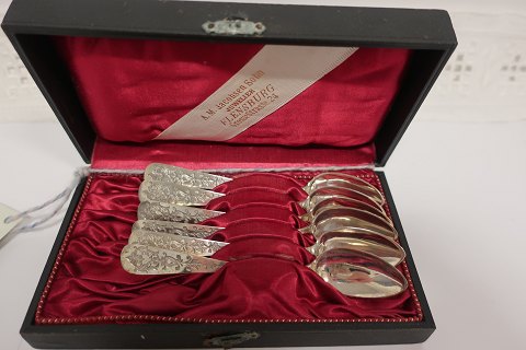 Teaspoons in silver, antique, in the original box 
Teaspoons, 6 pieces, very decorative
Stamp: JACOBSEN
Silversmith from Flensborg
PLEASE NOTE: NO SILVER IN THE SHOWROOM - please contact
