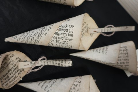 Old Christmas decoration
Cornets made of paper with Gothic types / German hand
