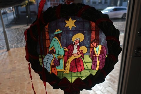 Christmas decoration made of coloured parchment and cardboard
An old Christmas decoration made to hand in the window frame
When it is hanging in the window frame the light will shine throught
Comes with the old ribbon
L: about 38cm