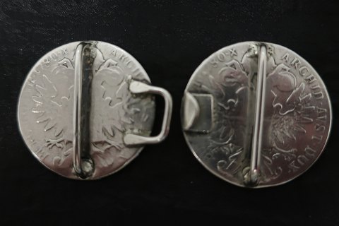 Buckle for the belt - made of silver
Made of 2 coins from Austria / Österreich
Text at the front:
R-IMP-HU-BO-REG-M.THERESIA
(Mother Theresia of Habsburg)
Below is written: S.F.
The back:
With the eagle and the text: BURG-CO-TYR-1780-X-ARCHID-AVST-