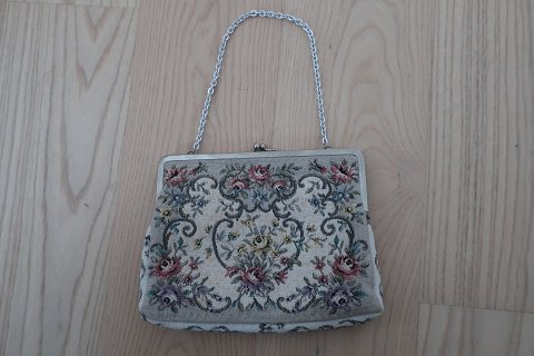 Vintage /retro:
Beautiful old handbag
Mit embroidery (but as far as we judge, not made by hand)
Beautiful closing item 
About 1960