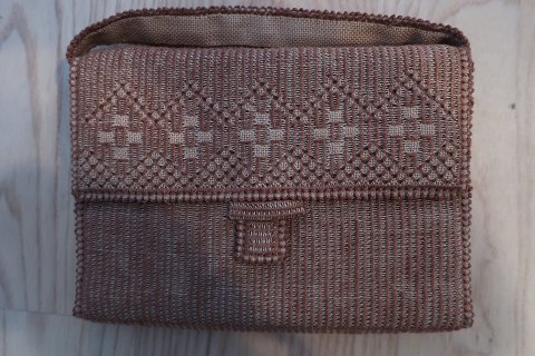 Antik handbag made by hand
With fabric inside 
About 1985
In a very good condition
