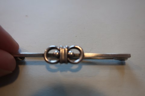 An old brooch made of silver - can be used as a tie pin too
Stamp 830
L: 5cm
In a good condition