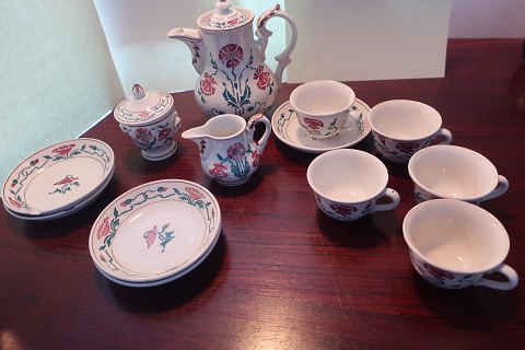 An old service made of porcellain for the children
In a good condition