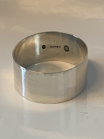 Napkin ring Silver
Size 2 x ø 4.3 cm.
Stamped: 830S