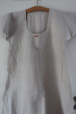 Shift / dress made of flax
An antique shift with hand made embroidered
The flax makes it very good to wear
In a good condition
The antique, Danish linen and fustian is our speciality and we always have a 
large choice of shifts, babydress, tea towels e