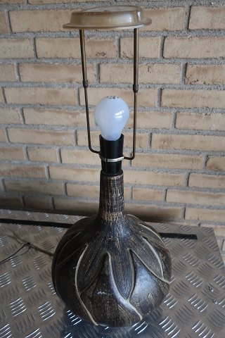 Vintage table lamp, signed "Bjørn", who over the years has made quite many lamps
Beautiful and creative lamp, pottery
H: 31cm exkl. socket
The price includes the holder for the shade
In a good condition