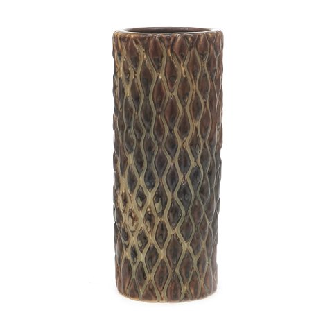 Axel Salto vase. Axel Salto, 1889-1961, for Royal 
Copenhagen. Cylindrisk vase i knoppet stil med 
Sung glasur. Signeret Salto 20564. H: 17,1cm. D: 
7cm