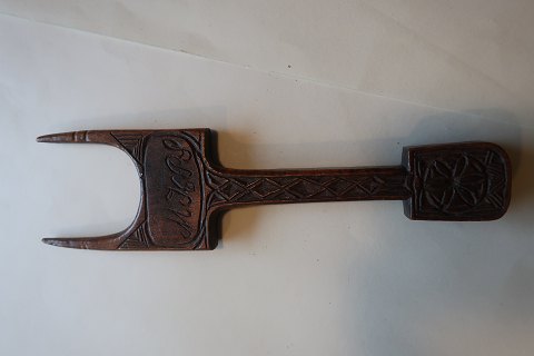 Tool for the hand craft, antique
A very beautiful antique tool for the hand craft, with signature and decoration 
in the wood
Very rear
In a very good condition
We have a large choice of tools for the needlework etc.
Please contact us for further info