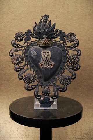 Decorative, old votive heart EX VOTO in silver 
from around 1850 with a very fine patina...