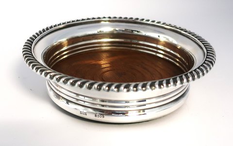 Svend Toxværd (Sv.T). Silver bottle tray with wooden base (830). Diameter for 
the bottle 11 cm.
