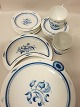 Bing & Grøndahl, Blå Nellike (blue carnation)
B&G's jubilee-service 1915-1948
Cups, saucers, tea plates, round dish and small 
plate (crescent-shaped)
Special offer when all pieces are bought as on 
purchase
Please contact us for further information