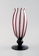Murano, vase på fod med kirsebær farvede striber i mundblæst kunstglas, 
1960´erne. 
