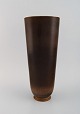Berndt Friberg (1899-1981) for Gustavsberg Studiohand. Stor vase i glaseret 
stentøj. Smuk glasur i brune nuancer. Dateret 1971.
