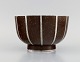 Wilhelm Kåge for Gustavsberg. Sjælden Argenta art deco skål i glaseret keramik 
med sølvindlæg. Smuk spættet glasur i brune nuancer. 1940
