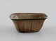 Gunnar Nylund (1904-1997) for Rörstrand. Bowl in glazed ceramics. Beautiful 
glaze in light earth tones. Mid-20th century.
