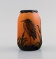 Ipsens enke, Danmark. Vase i håndmalet glaseret keramik dekoreret med fugl. 
1920/30
