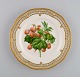 Royal Copenhagen Flora Danica frugttallerken i gennembrudt porcelæn med 
håndmalede bær og gulddekoration. Modelnummer 429/3584. Dateret 1967.
