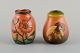 Ipsens enke. To små vaser i håndmalet glaseret keramik dekoreret med blomster og 
svampe.