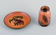 Ipsens Enke, keramikvase og et keramikfad.
Motiv af malibu og elefant.