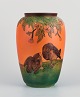 Ipsens Enke, keramikvase med motiv af to gråspurve.
Glasur i orange og grønne toner.