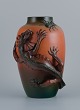 Ipsens Enke, Danmark. Vase i håndmalet glaseret keramik med firben og bille.