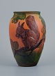 Ipsens Enke, vase med egern, glasur i orange og grønne toner.