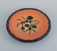 Ipsens Enke, keramikskål med blomstermotiv.
Glasur i orangegrønne nuancer.