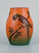 Ipsens Enke. Vase prydet med papegøje og glasur i orangegrønne nuancer.
