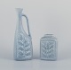 Rörstrand, Sverige, stor kande/vase og en mindre vase i keramik. Grene med blade 
i relief. Glasur i lyseblå toner.