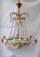 Pegasus – Kunst 
- Antik - 
Design 
presents: 
Large 
prism ceiling 
chandelier, 
20th century. 
Brass with 
prisms.