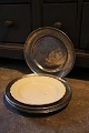 K&Co. presents: 
6 old 
pewter cover 
plates with a 
fine patina...