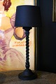 K&Co. presents: 
Old 
English table 
lamp in black 
painted twisted 
wood with black 
fabric 
lampshade...