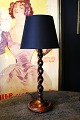 K&Co. presents: 
Old 
English table 
lamp in dark 
carved, twisted 
wood with black 
fabric 
lampshade...