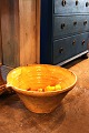K&Co. 
præsenterer: 
Dekorativt 
, stort gammelt 
håndlavet 
fransk lerfad 
“Tian” 
fra omkring år 
1900...