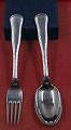 Antikkram 
presents: 
Cohr 
Dobbeltriflet 
Danish 
children's 
cutlery of 830S 
silver. 2 
pieces child's 
cutlery