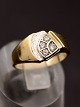 Middelfart 
Antik presents: 
8 carat 
gold ring with 
clear stones