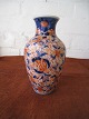 Small Imari
vase. Japan. H.
14,5 cm.