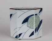 Royal Copenhagen
Floreana vase tegnet af Anne Marie Trolle
dekoreret med citrusfrugt og blade
Nr. 260/5577
Højde 12,5 cm
Længde 14 cm
Fin fejlfri stand
1. sortering
emne nr:
216709 Royal Copenhagen
Floreana vase tegnet af Anne Marie Trolle
dekoreret med citrusfrugt og blade
Nr. 260/5577
Højde 12,5 cm
Længde 14 cm
Fin fejlfri stand
1. sortering
emne nr:
216709