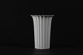 Royal Copenhagen
Hvid vase fremstillet af porcelæn
top med bølget korpus
model nr. 4032
Sign. monogram for Thorkild Olsen
Højde 19 cm
Diameter 13,5 cm
1. sortering
Fin stand uden skår eller rep.
emne nr:
224033 Royal Copenhagen
Hvid vase fremstillet af porcelæn
top med bølget korpus
model nr. 4032
Sign. monogram for Thorkild Olsen
Højde 19 cm
Diameter 13,5 cm
1. sortering
Fin stand uden skår eller rep.
emne nr:
224033