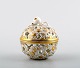 Herend lidded
vase decorated
with gold,
porcelain.
Herend lidded
vase decorated
with gold,
porcelain.