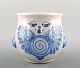 Bjorn Wiinblad
unique ceramics
flowerpot, blue
glaze.
Bjorn Wiinblad
unique ceramics
flowerpot, blue
glaze.