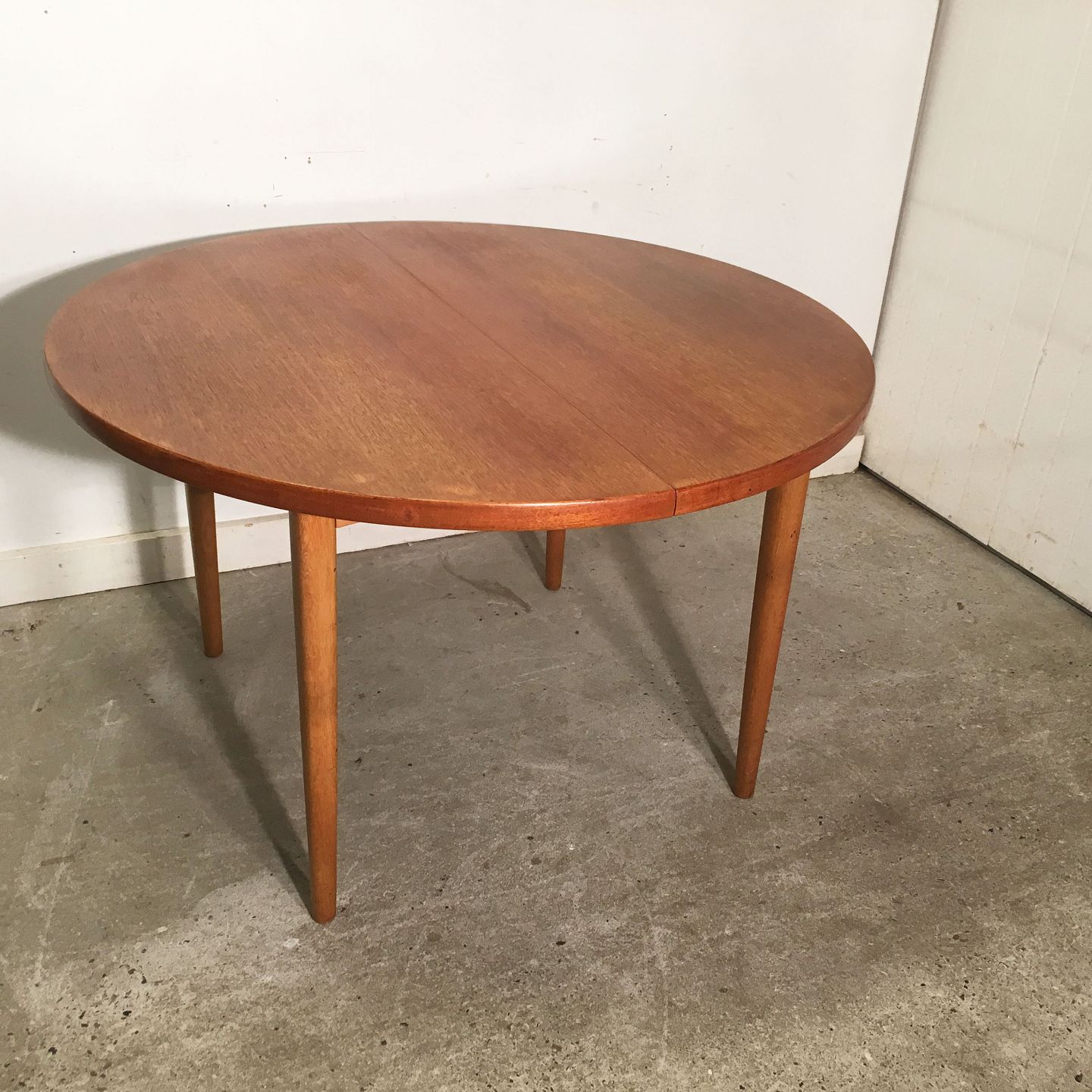 Worldantique.net around dining table . Stor rundt bord