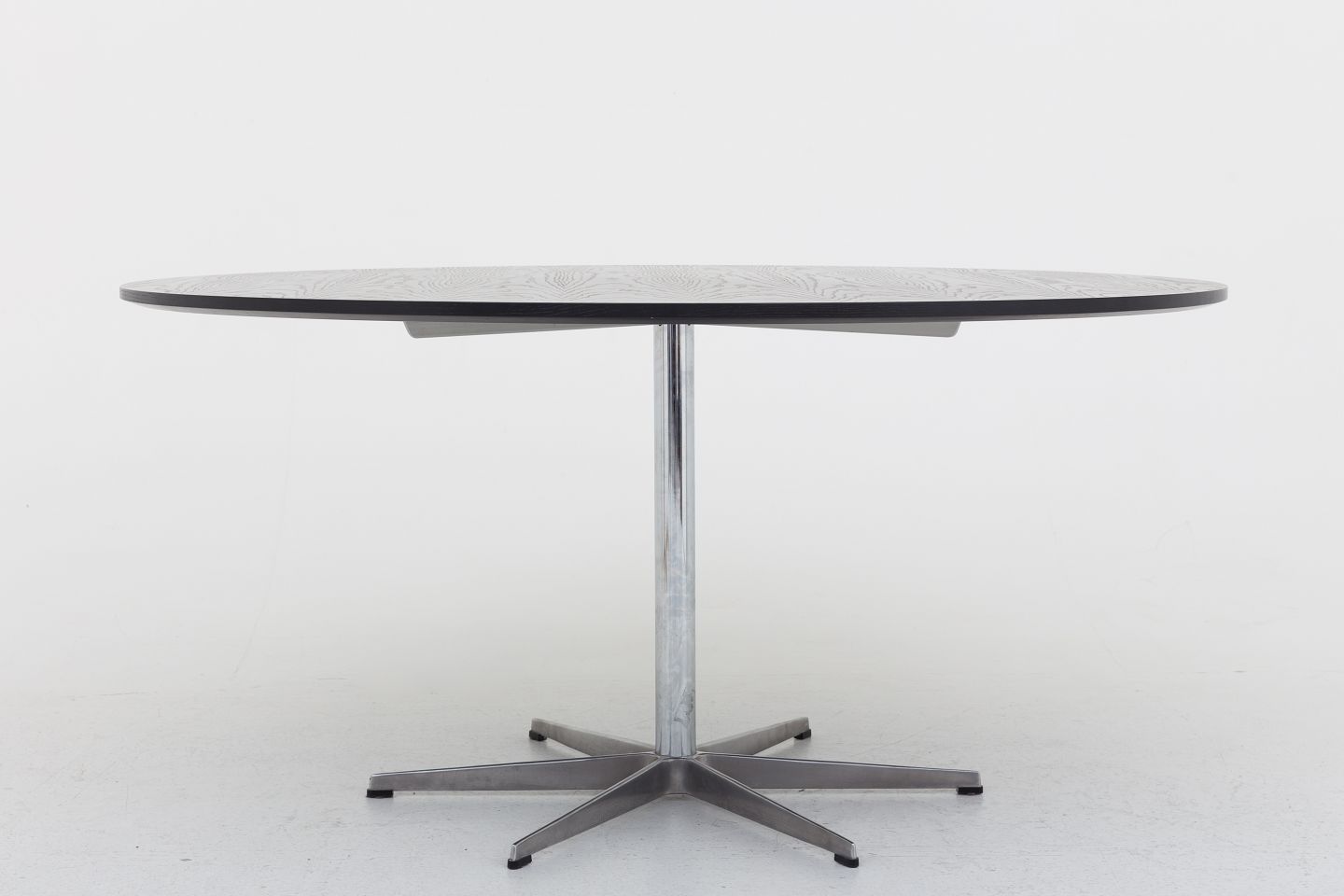 Worldantique.net arne jacobsen / fritz hansen round dining table ... Arne jacobsen spisestue
