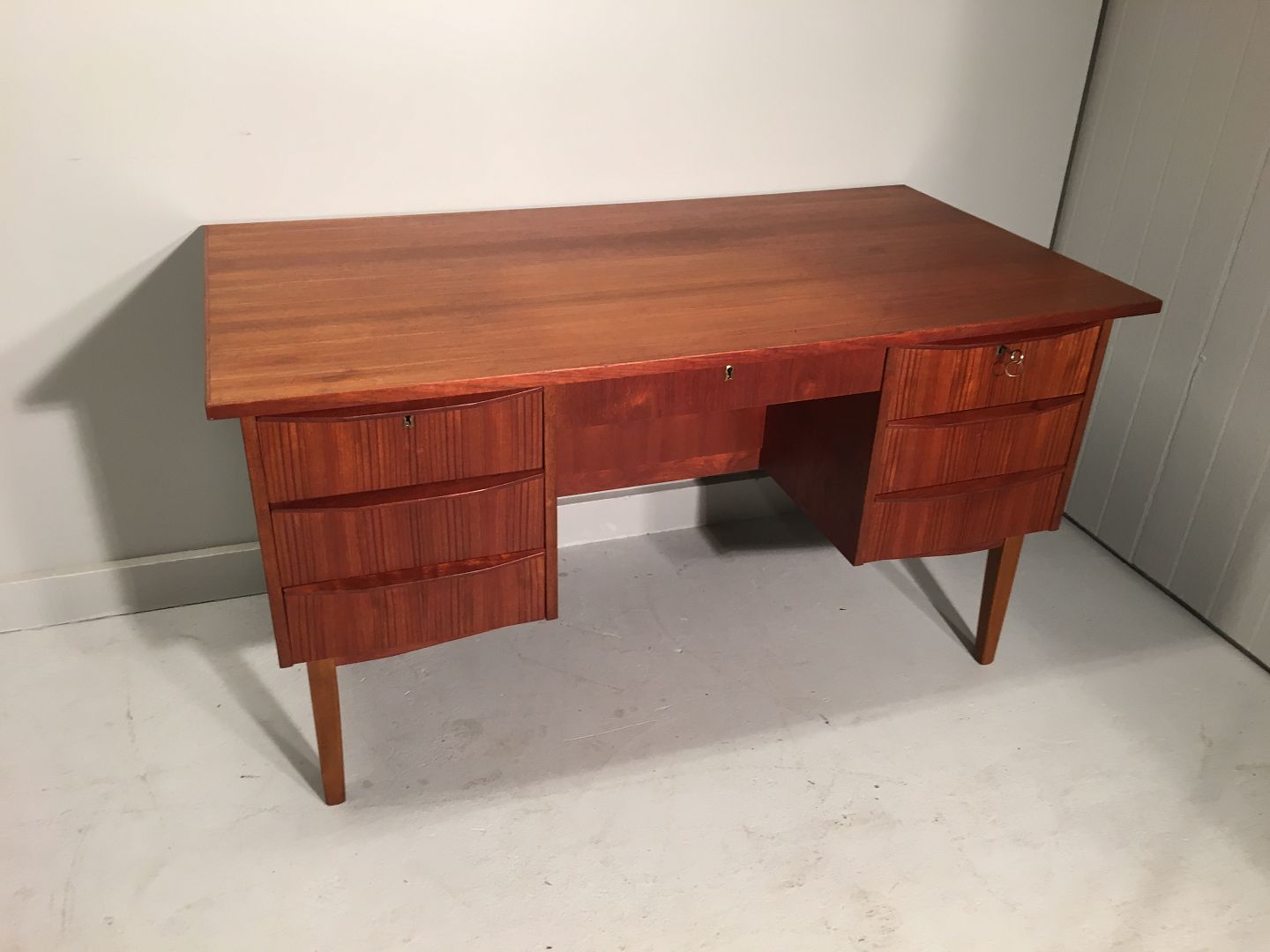 Worldantique.net free standing teakwood desk. Skrivebord planke